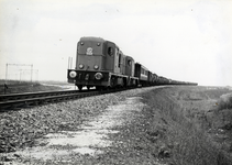 170963 Afbeelding van de diesel-electrische locomotieven nrs. 2402 en 2401 met een meetwagen en een olietrein te Almelo.